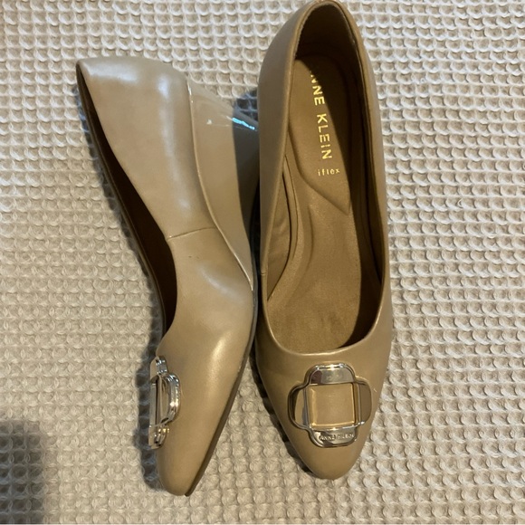 Anne Klein Women's Tan Wedge Shoes Pumps, Size 7 - Picture 2 of 6